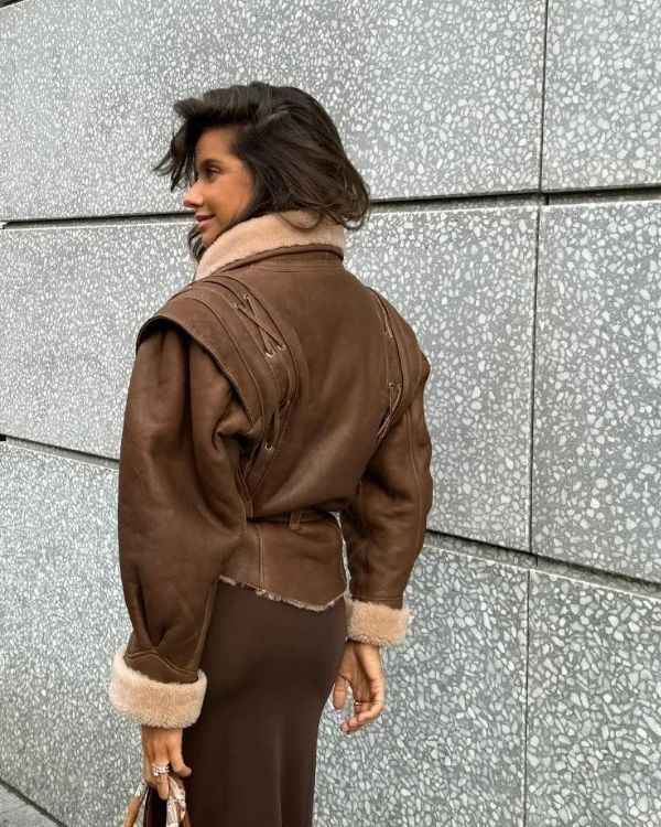 Braune Kunstleder Jacke mit breiten Schultern und Hohem Plüsch Kragen