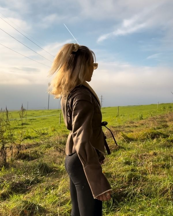Fashion Kunstleder Jacke mit Schnürr Details und breiten Schultern