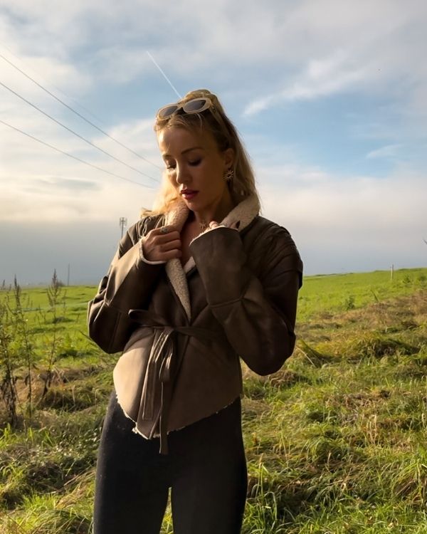 Braune Kunstleder Jacke mit stillvollem Schnitt und Plüsch Kragen