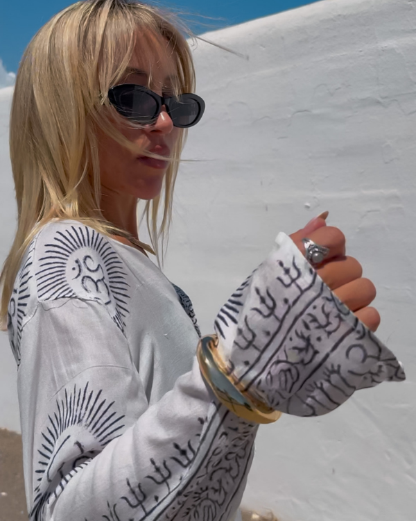 Kurta Damen weiss mit schwarzen Om-Symbolen und Sanskrits  