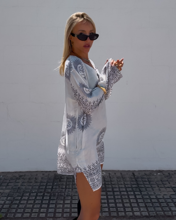 langes lockeres Shirt in weiss mit schwarzen Om Motiven 