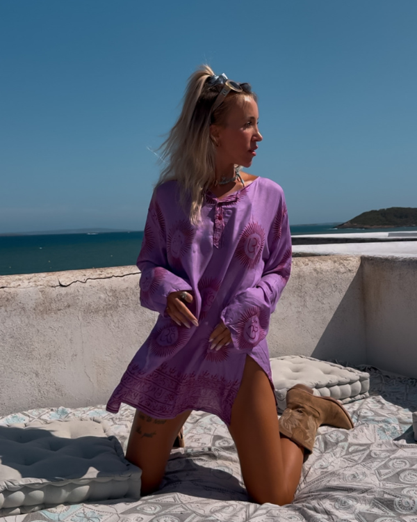 Boho Om Kurta Sarong in violett mit Sanskrit Symbolen 