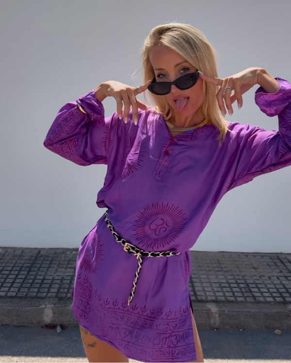 Leichtes Oberteil mit Boho-Vibe - Violetter Kurta mit Om und Sanskrit Symbolen