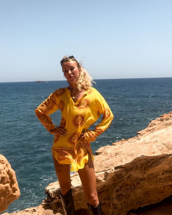 Stillvolles gelbes Boho Om Kurta Shirt mit roten indischen Motiven 