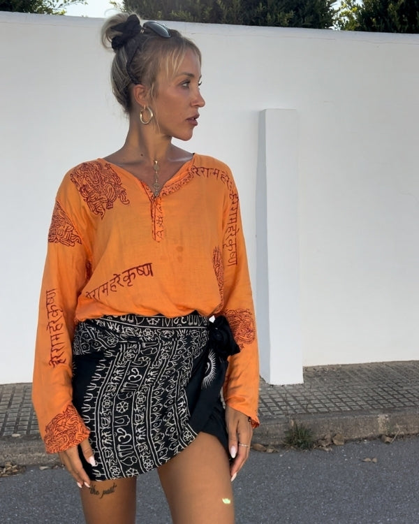 Oranger Kurta im Boho Spiritual Style mit roten Sanskrit und Ganesha Symbolen 