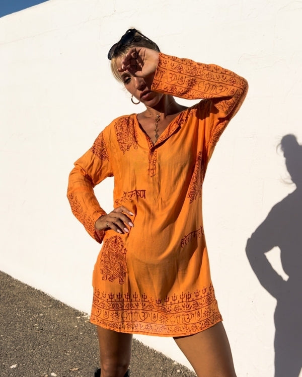 langarm Shirt Kleid in orange mit roten Ganesha und Sanksrit Symbolen - Boho Hippie Kleidung aus Indien 