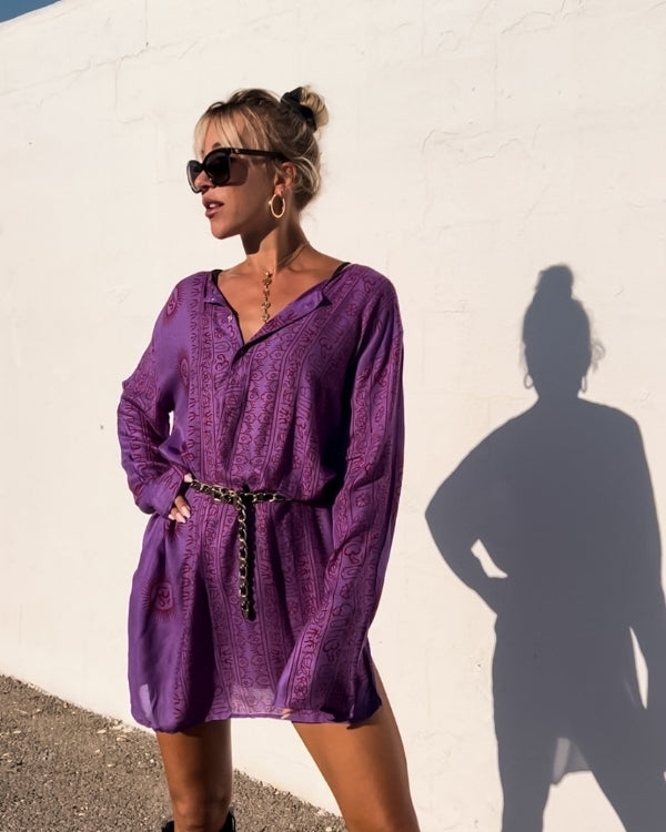 Violettes Kurta Shirt mit roten Sanskrit und Om Zeichen - Indische Kleidung Boho Style Fashion