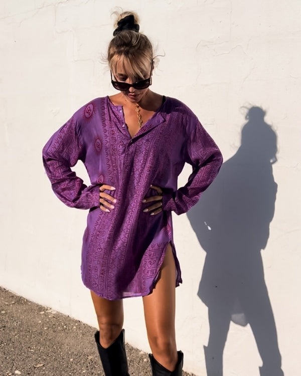 Violettes langarm Shirt Kleid mit roten Om Zeichen - Boho Shirt Kleid online bestellen