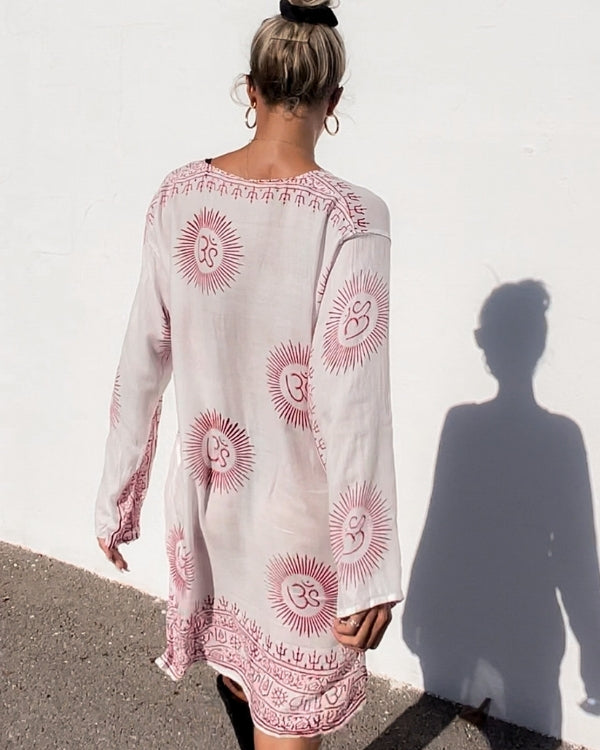 Weisser Kurta langarm Shirt Kleid mit roten Om Zeichen - Spirituelle Yoga Bekleidung aus Indien 