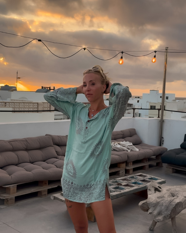 Tunika mit Sonnenmotiv und Sanskrit Zeichen für Frauen - Om Yoga Spirituelle Kleidung 