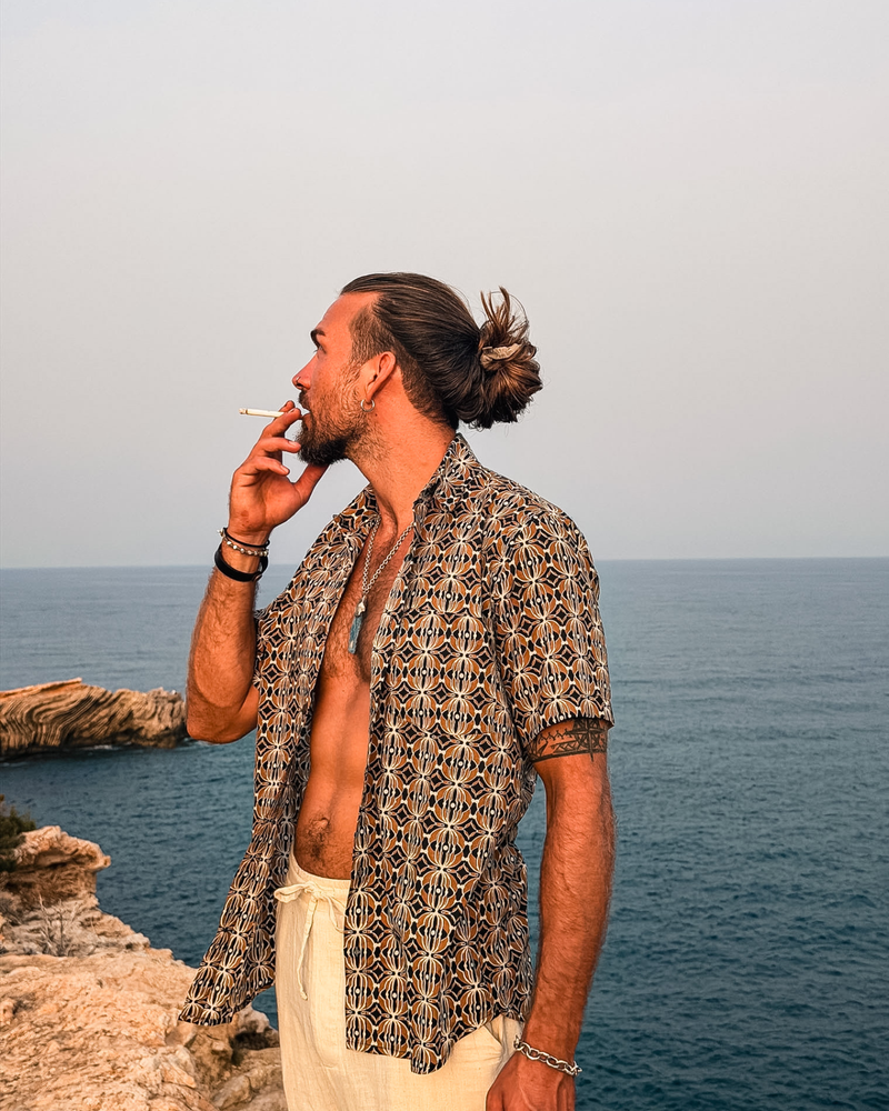 Boho Ibiza Style Herren Hemd für stillvolle Männer | Braunes Hemd mit Muster 