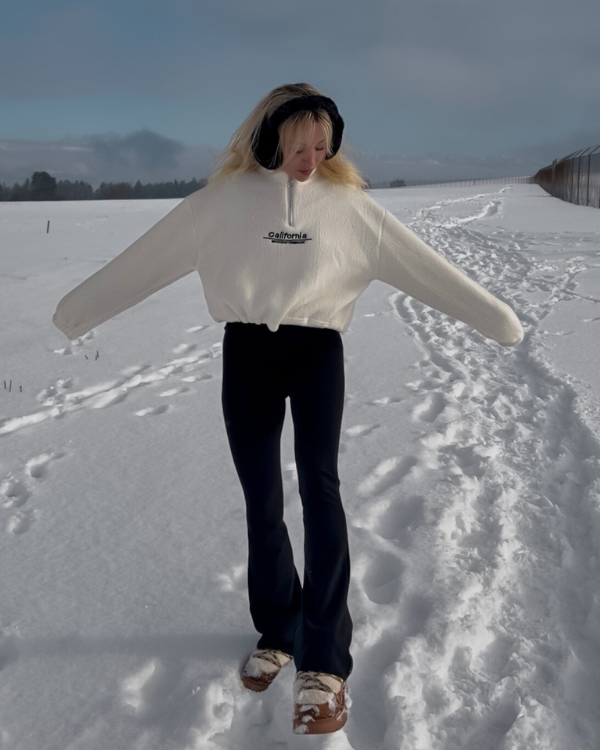 Stillvoller und warmer Fleece Pullover in weiss mit Reissverschluss Kragen 