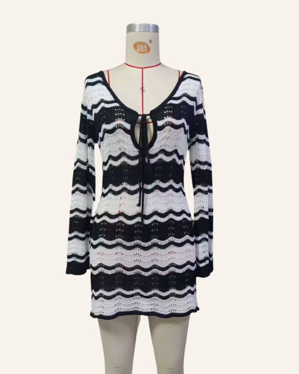 Schwarz-weiss gestreiftes Häkelkleid