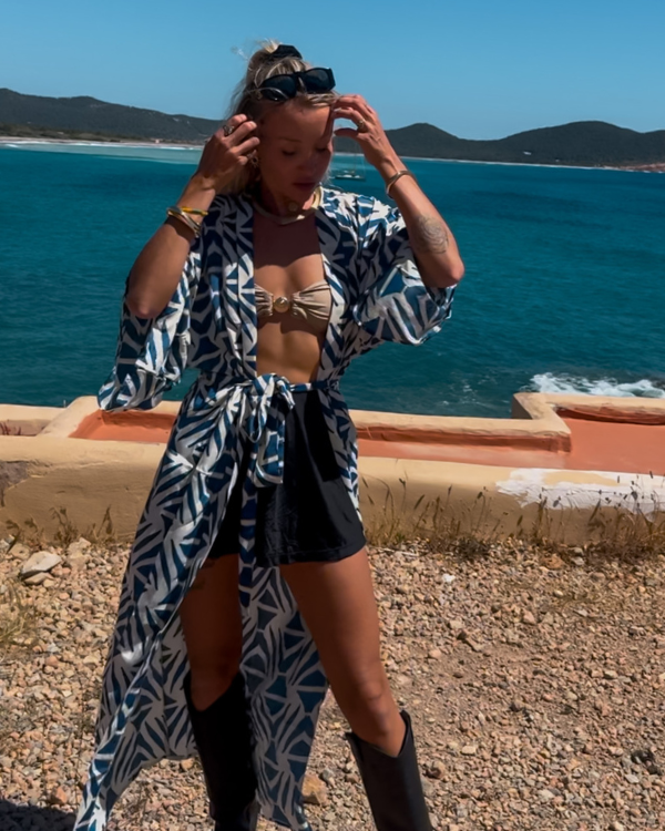 Sommer Ibiza Kimono in blau-weiss mit stillvollem Muster und Gurt zum binden
