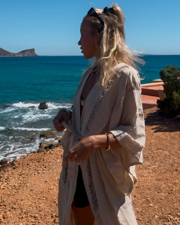 Naturfarbener Kimono im Festival-Look mit weiten Ärmeln