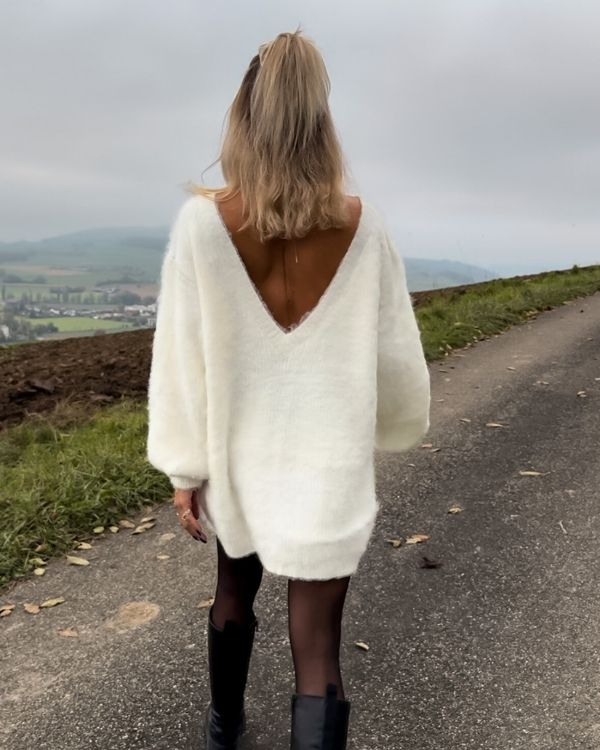 Stillvoller weisser Damen Pullover mit offenem Rücken und langem Oversize Schnitt in Plüsch Fluffy 
