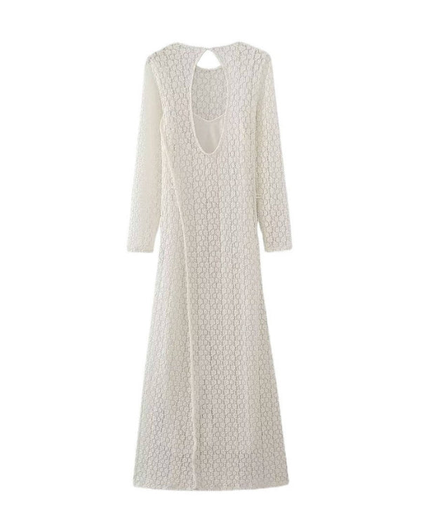 Langes weisses Boho Kleid mit langen Ärmeln und schönem Muster in weiss