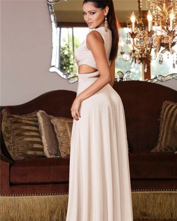 Attraktives Kleid mit seitlichen Schlitzen und verführerischen Akzenten