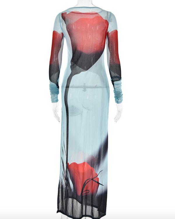 langes Mesh Kleid in hellblau mit langen Ärmeln und schöner roten Tulpe Blume 
