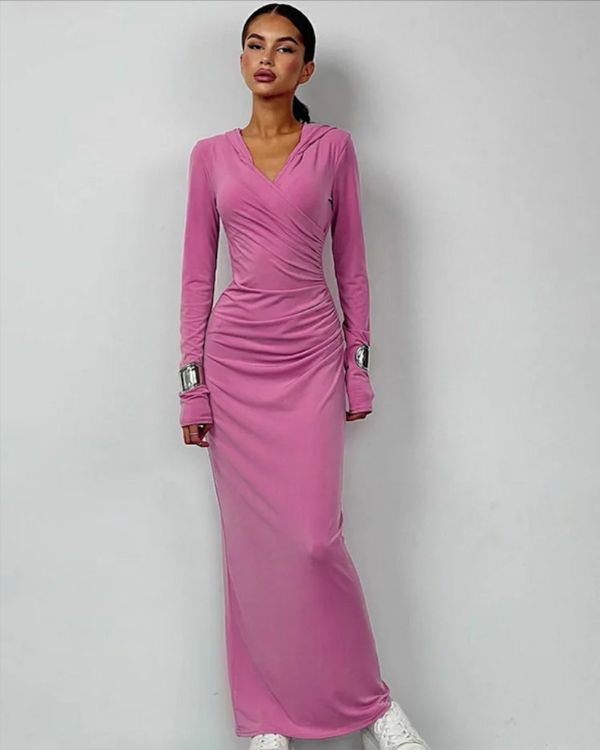 Modisches rosa Kapuzenkleid, perfekt für einen lässigen Stadtspaziergang oder als Abendkleid 