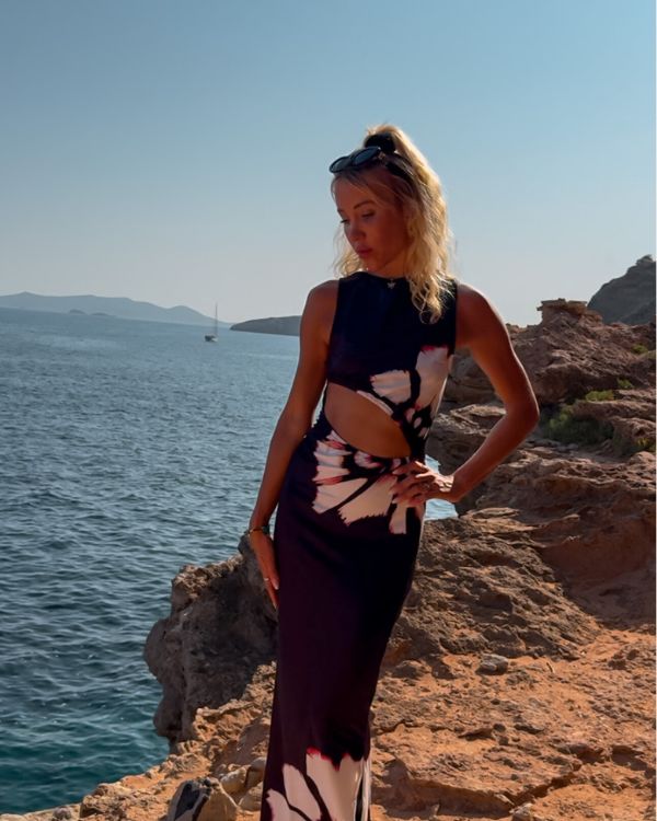 Langes Sommerkleid mit Blume als zentrales Design-Element