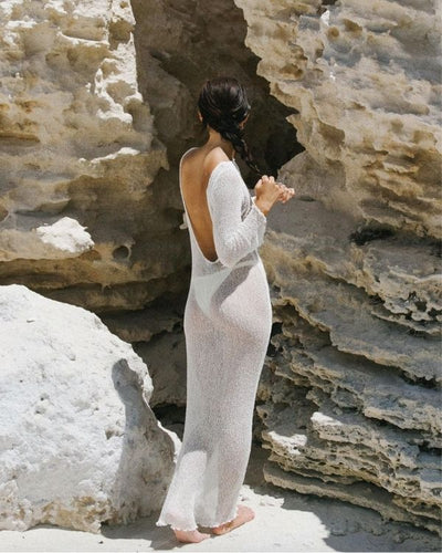 Strandspaziergang: Weisses Mesh-Kleid in Bewegung