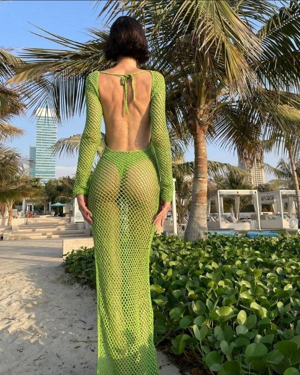 Stylisches langes Netzkleid für den Sommer in schönem grün - Rückenfreies Netzkleid