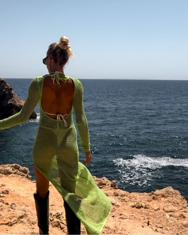 Rückenfreies Strandkleid in Netz Optik und in knalligem Gruen 