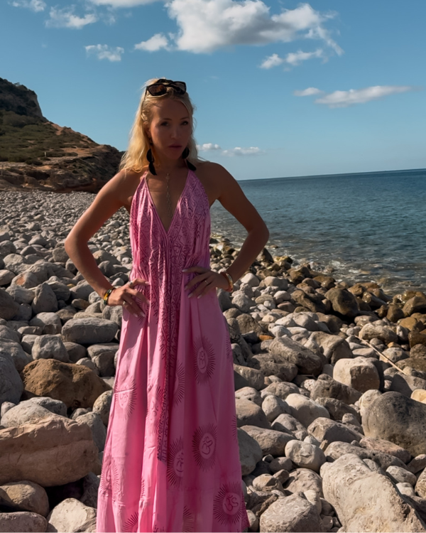 Zartes Strandkleid rosa spirituell - langes Damen Sommerkleid mit Om Symbolen