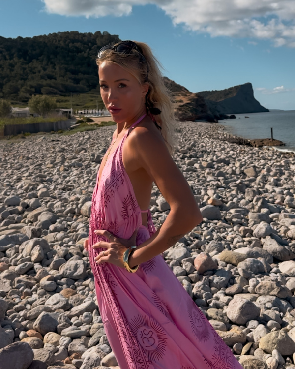 Langes rosa Maxikleid mit Om-Print und offenem Rücken