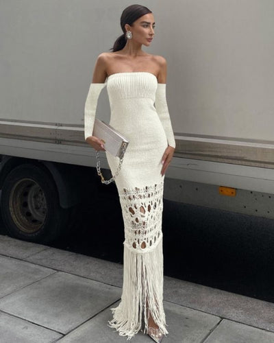 Weisses langes schulterfreies Strickkleid mit elegantem Fransen-Details 