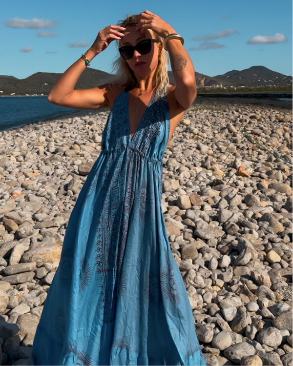 Langes blaues Maxikleid mit Om-Print - Rückenfreies Sommerkleid 