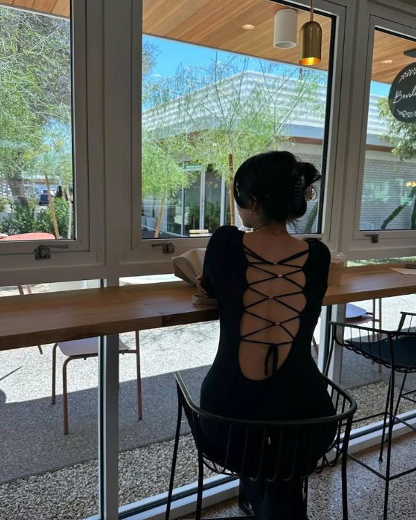 rückenfreies Damen Kleid mit Lace Up zum binden am Rücken - schwarzes Maxikleid Feinstrick 