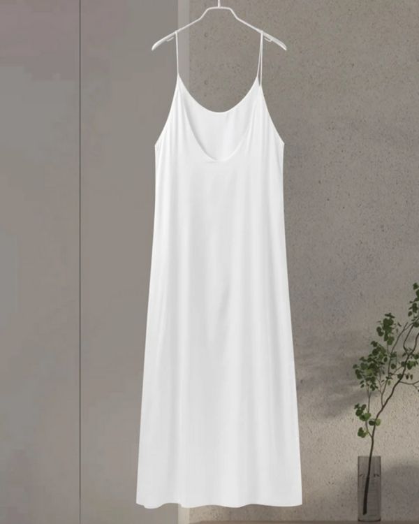 weisses langes Damen Kleid mit feinen Trägern und leicht offenem Rücken 