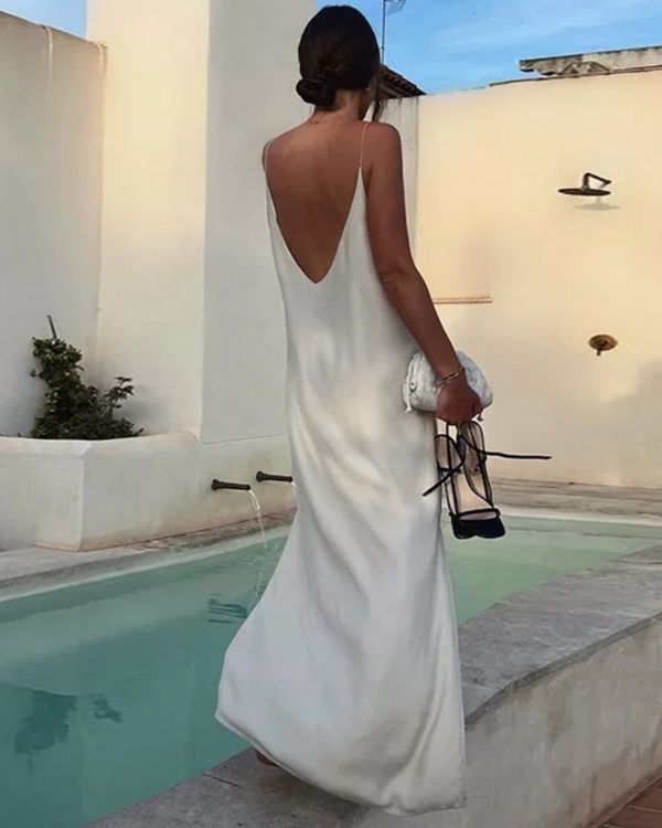 weisses langes Satin Kleid mit offenem Rücken und feinen Trägern 