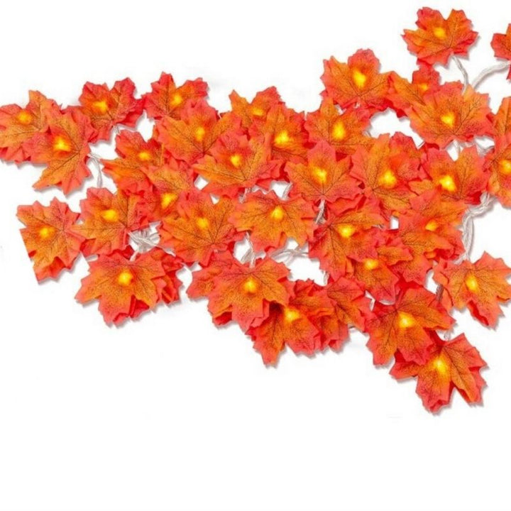Herbstliche Ahornblatt-Lichterkette in strahlendem Orange