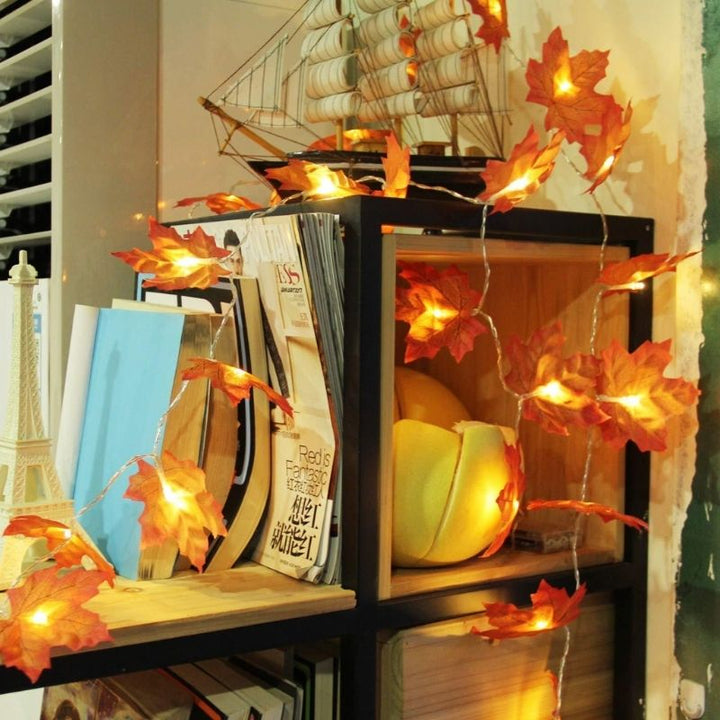 Leuchtende LED-Lichterkette mit orangen Ahornblättern - Herbst Dekoration
