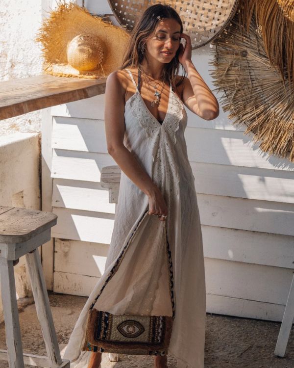 Natürliches langes Leinen-Sommerkleid in eleganter Beige-Farbe