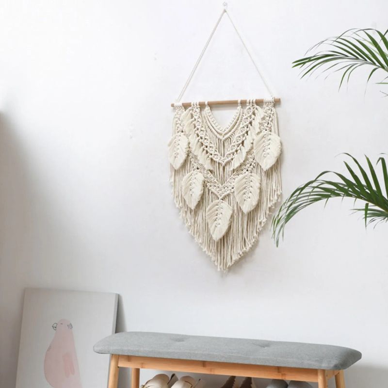 Boho Wohnaccessoires Hänger Wandbehang Makramee in Spitzer Form nach unten hängend mit schönen Muster