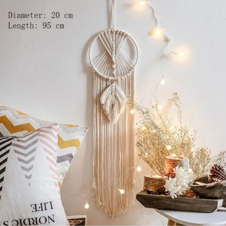 Wohnaccessoires im Boho Stil - Makramee Wandbehang mit hängenden Fäden und Blatt Symbol 