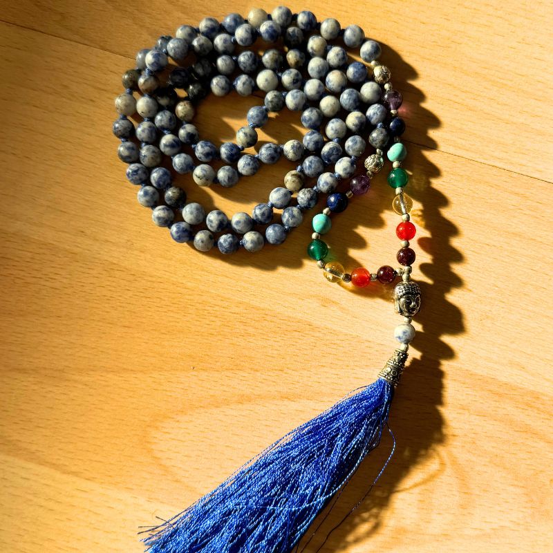 Blaue Mala Kette mit Buddha Symbol und Mineralsteinen in diversen Blau Tönen 
