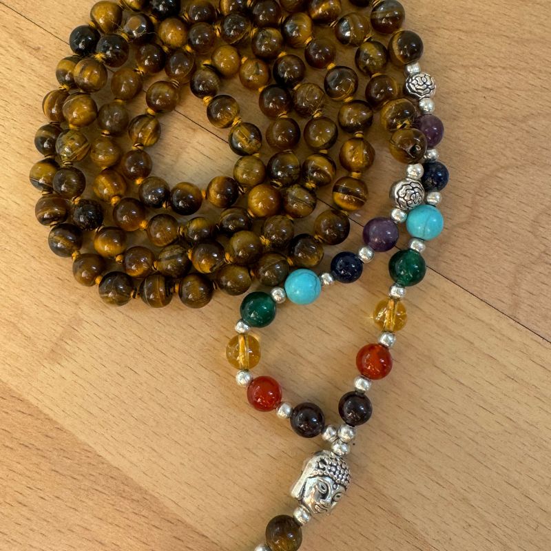 Braune Mala Kette aus Tigerauge Edelsteinen und farbigen Chakra Perlen - Buddha Symbol Mala Meditationskette 
