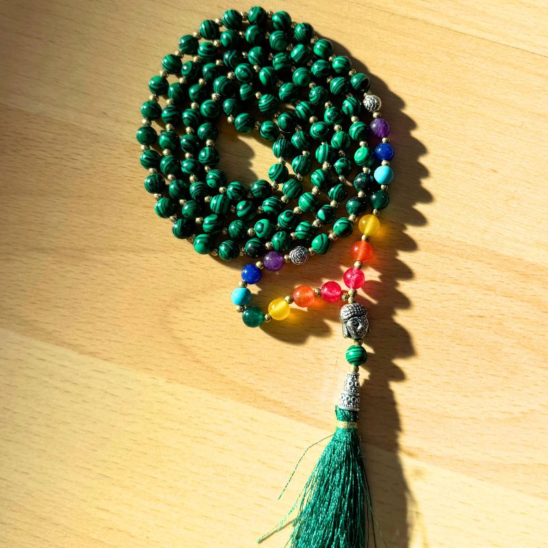 Grüne Mala Kette mit farbigen Chakra Perlen und Buddha Symbol - Handgefertigt & einzigartig