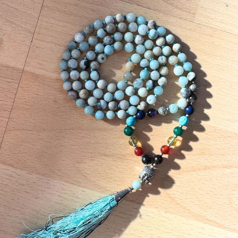 Unisex Mala Kette in hellblau mit farbigen Chakra Perlen und Buddha Symbol 