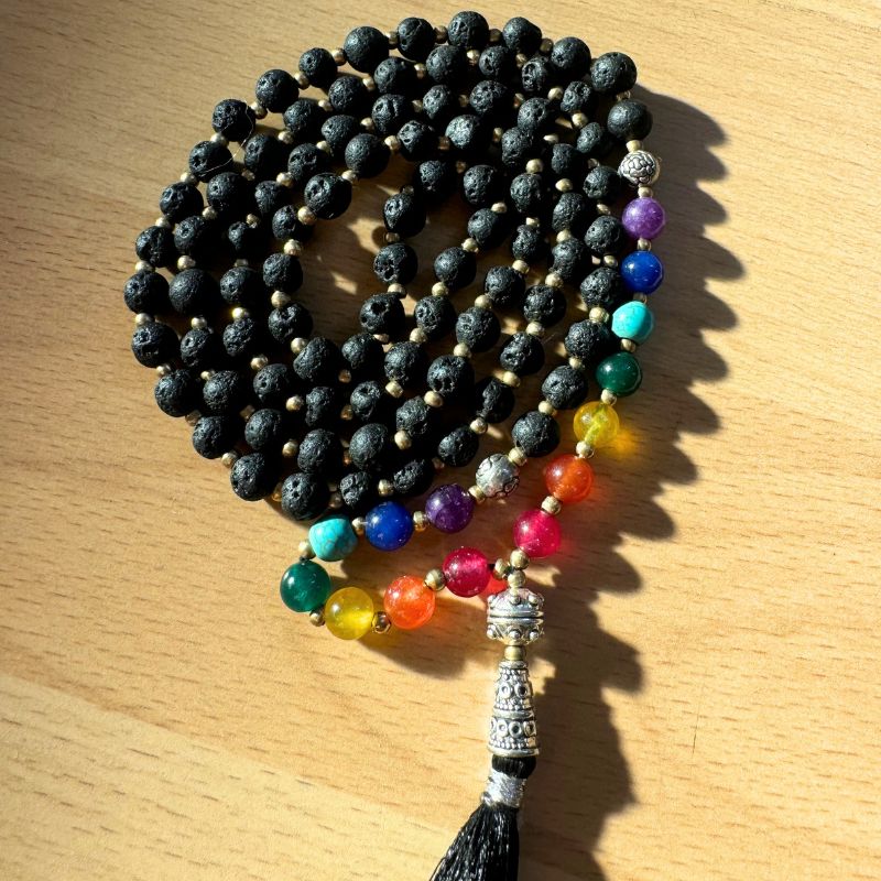 schwarze Vulkanstein Mala Kette, Gebetskette, Meditationskette mit farbigen Chakra Perlen 
