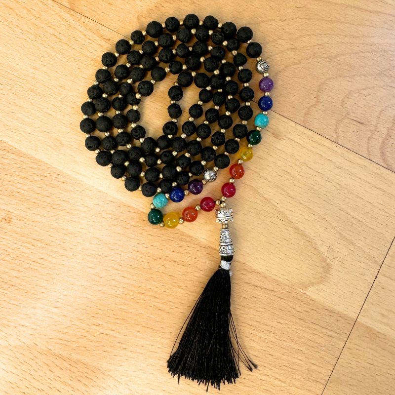 schwarze hochwertige Mala Kette mit farbigen Perlen und Symbolen - Meditationskette, Gebetskette 