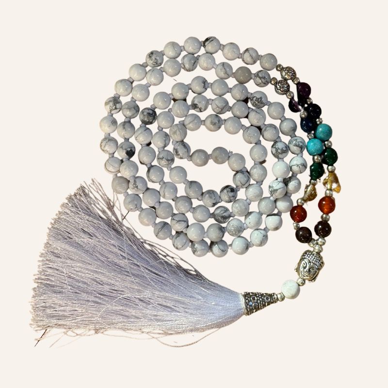 weisse Unisex Mala Kette mit farbigen Steinen und Buddha Symbol 