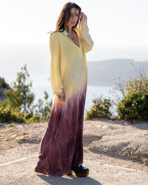 Stilvolles Sommerkleid mit Hemdkragen und luftigem Gelb-Violett-Batikmuster