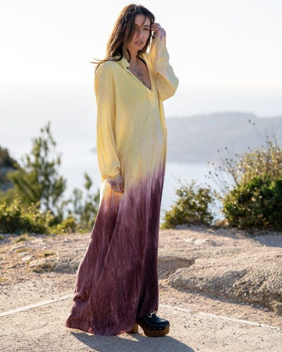 Stilvolles Sommerkleid mit Hemdkragen und luftigem Gelb-Violett-Batikmuster