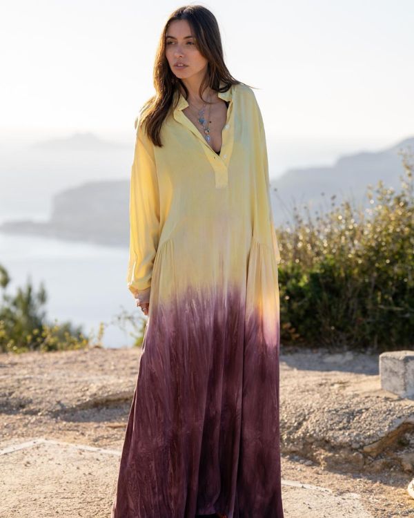 Bodenlanges Maxikleid in Gelb-Violett-Batikmix mit Hemdkragen-Ausschnitt